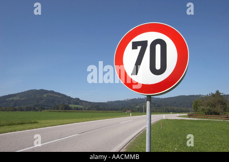 Geschwindigkeitsbegrenzer 70 kmh Stockfoto