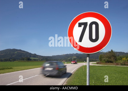 Geschwindigkeitsbegrenzer 70 kmh Stockfoto