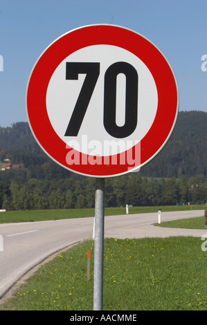 Geschwindigkeitsbegrenzer 70 kmh Stockfoto