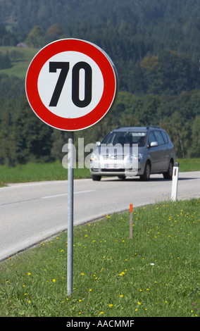 Geschwindigkeitsbegrenzer 70 kmh Stockfoto