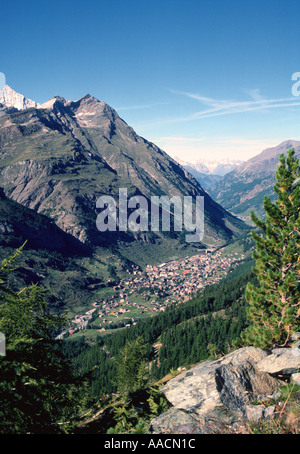 Zermatt Switzerland in einem engen Tal von den umliegenden Bergen aus gesehen. Stockfoto