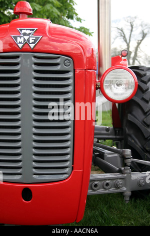 Massey Ferguson 35 x Traktor Grill und Scheinwerfer Stockfoto