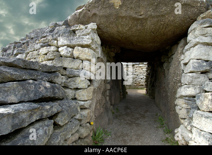 Steinzeit-Grab im prähistorischen Museum in Cairn in Talmont St Hilaire Vendée Vendee Stockfoto