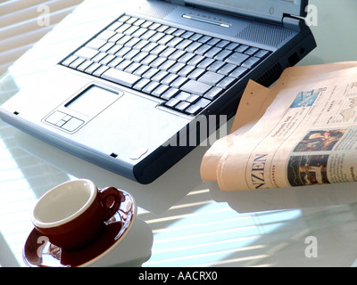 Notebook mit Zeitung Stockfoto