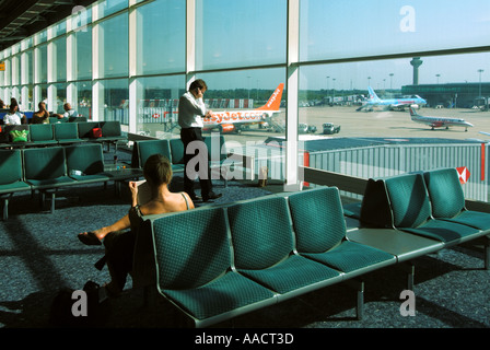 Flughafen London-Stansted-Haupt-Terminal Gebäude innen Abfahrt lounges mit Passagiere warten auf boarding Anweisungen Stockfoto