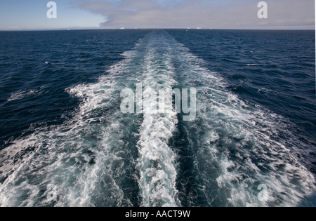 Greenland Ilulissat Wake von Arctic Umiaq Line Fähre segeln Richtung Norden entlang der Westküste an klaren Sommermorgen Stockfoto