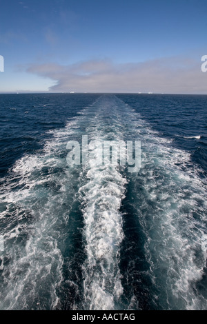 Greenland Ilulissat Wake von Arctic Umiaq Line Fähre segeln Richtung Norden entlang der Westküste an klaren Sommermorgen Stockfoto