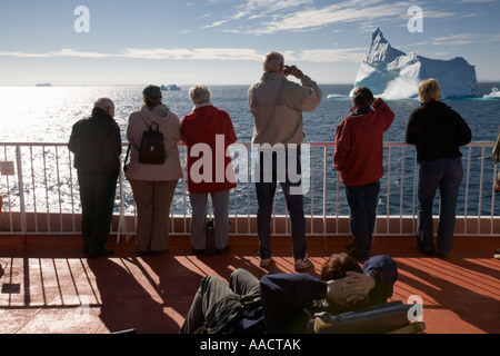 Grönland-Ilulissat-Passagiere mit Blick auf vorbeifahrenden Eisberge von Arctic Umiaq Line Fähre segeln Richtung Norden entlang der Westküste Stockfoto