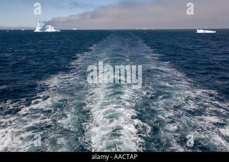 Grönland-Ilulissat-Eisberge und Gefolge von Arctic Umiaq Line Fähre segeln Richtung Norden entlang der Westküste Stockfoto