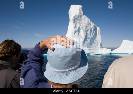 Grönland-Ilulissat-Passagiere mit Blick auf vorbeifahrenden Eisberge von Arctic Umiaq Line Fähre segeln Richtung Norden entlang der Westküste Stockfoto