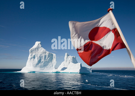 Grönland-Ilulissat grönländischen Flagge flattert im Wind von der Arctic Umiaq Line Fähre Segeln vorbei an Eisbergen entlang der westlichen Küste Stockfoto