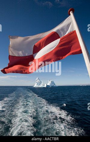 Grönland-Ilulissat grönländischen Flagge flattert im Wind von der Arctic Umiaq Line Fähre Segeln vorbei an Eisbergen entlang der westlichen Küste Stockfoto