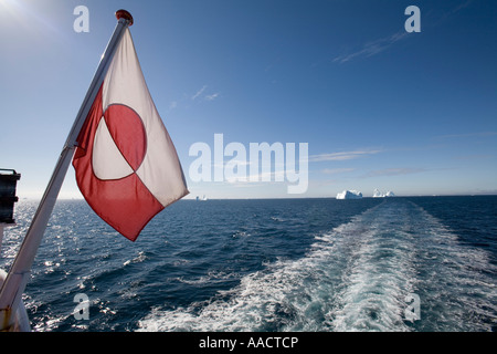 Grönland-Ilulissat grönländischen Flagge flattert im Wind von der Arctic Umiaq Line Fähre Segeln vorbei an Eisbergen entlang der westlichen Küste Stockfoto