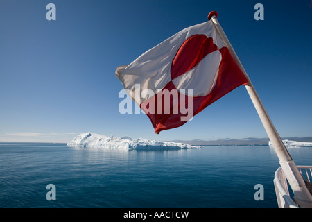 Grönland-Ilulissat grönländischen Flagge flattert im Wind von der Arctic Umiaq Line Fähre Segeln vorbei an Eisbergen entlang der westlichen Küste Stockfoto