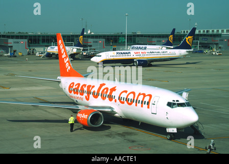 London Stansted Flughafen EasyJet Flugzeug und 2 zwei Ryanair-Flugzeuge auf konkrete steht mit einem Rynair Flugzeug Besteuerung für ausziehen Stockfoto