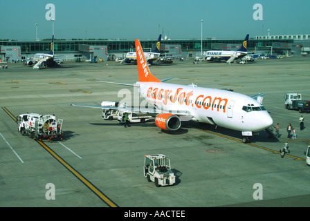 Flughafen London Stansted EasyJet 08/15 Flugzeug Passagiere aussteigen Mit drei 3 Ryanair Flugzeuge über konkrete 'Asphalt' Essex England Großbritannien Stockfoto