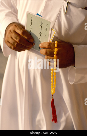 Muslimischen Mann in weißen Gewändern mit traditionellen Bernstein Komboloi Kuwait Stockfoto