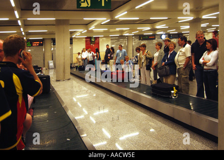 Palma Flughafen Gepäck Karussell Passagiere warten abzurufenden Koffer Stockfoto