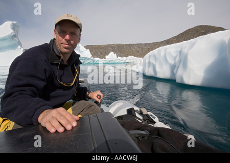 Grönland Unartoq Insel Herr Self Portrait des Fotografen Pilotierung Zodiac Schlauchboot Stockfoto