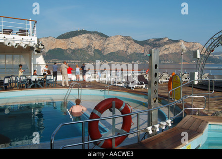 Küste von Stern der Kreuzfahrt Schiff vor der Küste von Sizilien Palermo am frühen Morgen Passagiere bewundern Küste nähert sich Stockfoto