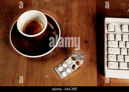Stillleben mit Kaffee, Tablets und Computer-Tastatur (cross verarbeiteten) Stockfoto