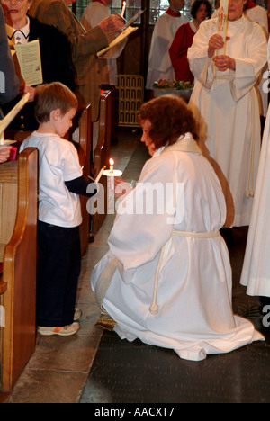 Revd Anne Le Bas Anzünden von Kerzen in der Gemeinde Stockfoto