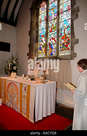 Revd Anne Le Bas Feier der Eucharistie Stockfoto