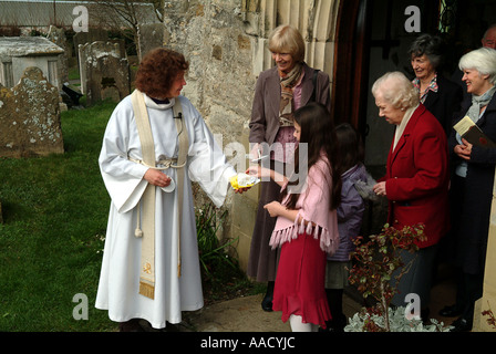 Revd Anne Le Bas Gruß an die Gemeinde nach dem Gottesdienst Stockfoto