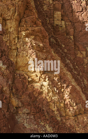 Ocker Gruben im West MacDonnell National Park in der Nähe von Alice Springs im Northern Territory in Australien Stockfoto