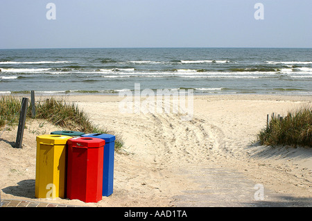 Strand mit farbigen Mülltonnen Stockfoto