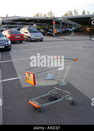 leere Wagen auf dem Parkplatz eines Supermarktes Stockfoto
