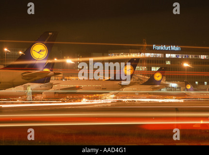 Flughafen Frankfurt bei Nacht Stockfoto