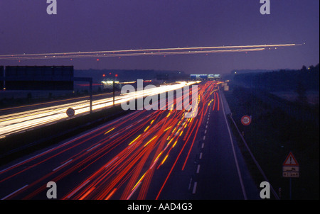 Flugzeuge sind nachts die Autobahn überqueren. Stockfoto