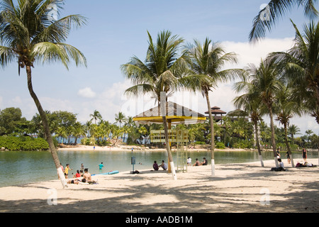 Sonnenbaden am schönen Silosa Strand Insel Sentosa Singapur Asien kann Menschen Stockfoto