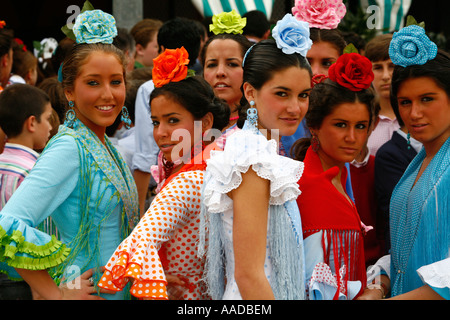 Junge Frauen tragen traditionelle Flamenco Kleid am April Messe Sevilla Spanien Stockfoto