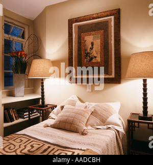 Grafik über Einzelbett mit passenden Nachttischlampen Stockfoto