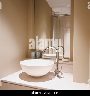 Neutrale Waschbecken und Wasserhahn mit Spiegel Stockfoto