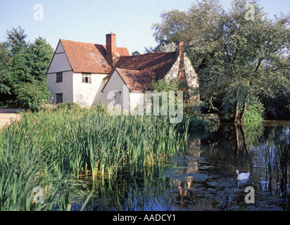 Willy Lotts Dedham Vale Cottage ein altes Haus & Swan River Stour in Flatford in John Constable Heu Wain Malerei Suffolk East Anglia England England Stockfoto