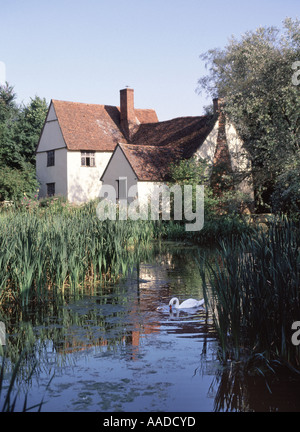 Willy Lotts Dedham Vale Cottage ein altes Haus & Swan River Stour in Flatford in John Constable Heu Wain Malerei Suffolk East Anglia England England Stockfoto