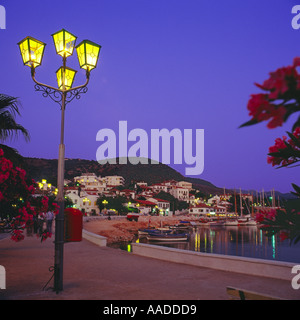 In der Abenddämmerung entlang der Promenade und am Wasser mit alten altmodischen Straßenlaterne am Hafen von Kas an der Südküste der Türkei anzeigen Stockfoto