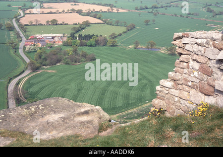 Beeston Schloß Teil der Wand Ruinen mit Blick auf Cheshire Plains Wirtschaftsgebäude & angrenzenden landwirtschaftlichen Flächen von oben von 500ft hohen felsigen Klippen England UK Stockfoto