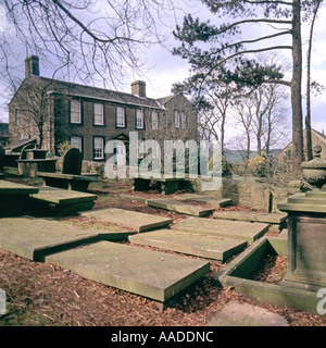 Haworth-Kirchengruft und Grabsteine mit historischem Haus der Familie Brontë Parsonage und Bildungsmuseum West Yorkshire England, UK, Klasse I gelistet Stockfoto