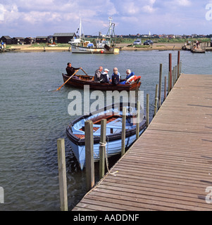 Walberswick & Southwold Leuchtturm entfernt Ferry man & Boot Rudern Gruppe von Menschen über den Fluss Blyth Steg Flut Suffolk East Anglia England Großbritannien Stockfoto