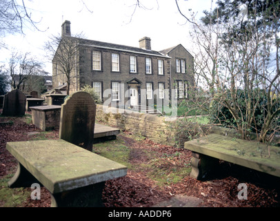 Haworth-Kirchengruft und Grabsteine mit historischem Haus der Familie Brontë Parsonage und Bildungsmuseum West Yorkshire England, UK, Klasse I gelistet Stockfoto