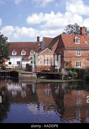 Reflexionen & Flatford Mill eine denkmalgeschützte Wassermühle am Fluss Stour an Flatford im Constable Landschaft bei East Bergholt Suffolk East Anglia England Großbritannien Stockfoto