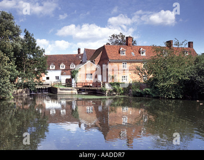 Reflexionen & Flatford Mill eine denkmalgeschützte Wassermühle am Fluss Stour an Flatford im Constable Landschaft bei East Bergholt Suffolk East Anglia England Großbritannien Stockfoto