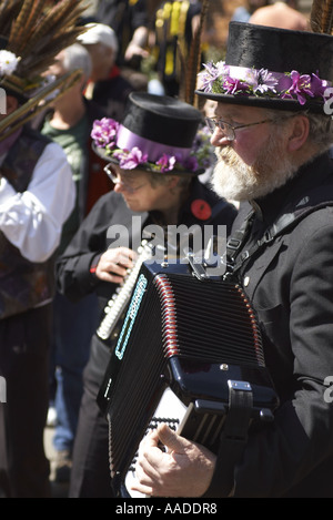 charaktervollen Mann spielt eine Ziehharmonika in High Street of Rochester während fegt Festival 2006 Stockfoto