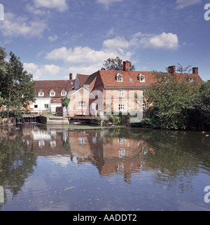 Reflexionen & Flatford Mill eine denkmalgeschützte Wassermühle am Fluss Stour an Flatford im Constable Landschaft bei East Bergholt Suffolk East Anglia England Großbritannien Stockfoto