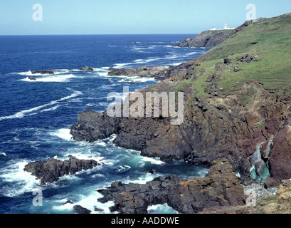 Dramatische rocky Cornwall Küstenlandschaft bei Trewellard historische Cornish Tin Mining Bereich Leuchtturm Pendeen sehen Sie in der Ferne die Küste entlang England Großbritannien Stockfoto