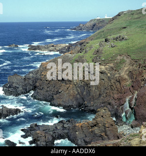 Dramatische rocky Cornwall Küstenlandschaft bei Trewellard historische Cornish Tin Mining Bereich Leuchtturm Pendeen sehen Sie in der Ferne die Küste entlang England Großbritannien Stockfoto